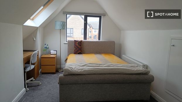 Room for rent in a 4-bedroom house in Killinardan, Dublin - Photo 1