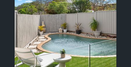 Modern & Spacious Coastal Family Home with Pool - Photo 5