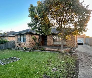 THREE BEDROOM HOME IN CENTRAL LOCATION - Photo 3