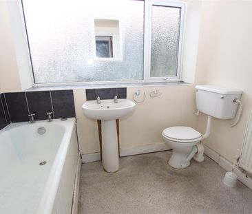 3 bedroom Terraced House to let - Photo 6