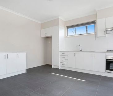 Contemporary Reverse Living Style - Photo 2