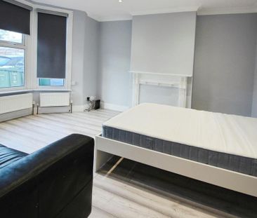 1 bedroom in a house share to rent - Photo 2