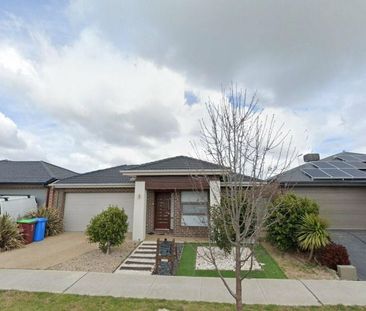 8 Scullin Street, Cranbourne East - Photo 1