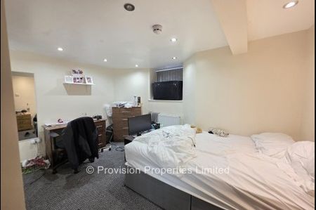 6 Bedroom Student House - Photo 3