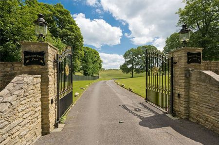 An extensively refurbished five bedroom country house with an indoor pool and tennis court in south Farnham under 2 miles from the centre of Farnham town. - Photo 4