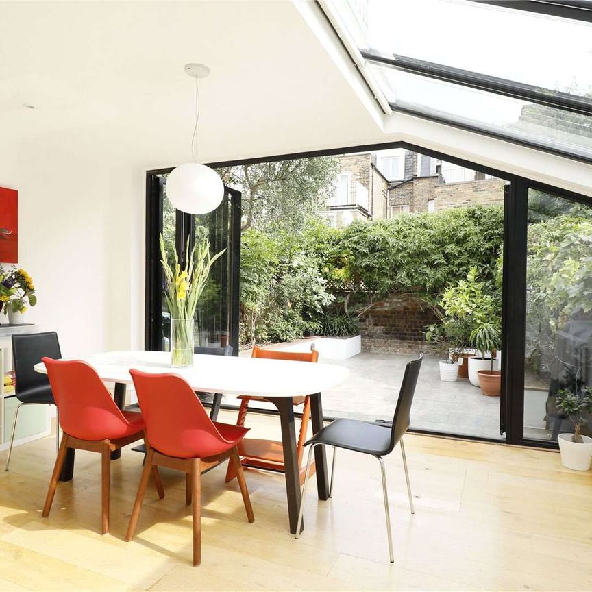 Neutrally decorated four bedroom family house with wooden floors on this quiet street in Parsons Green. - Photo 1
