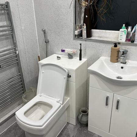 Room in a Shared House, Gill Street, M9 - Photo 3