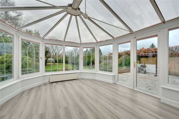 An impressive 5 bedroom gated home in Esher. - Photo 1