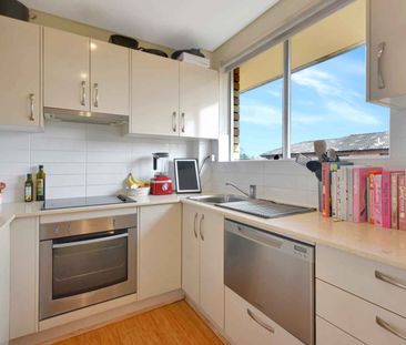 TOP FLOOR SUNNY APARTMENT WITH PARKING, MOMENTS FROM ICONIC NORTH B... - Photo 1