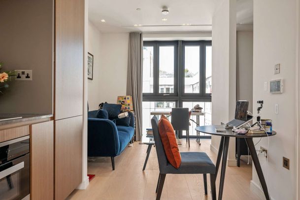 Sixth floor of the highly regarded Lincoln Square, a luxury studio bedroom apartment situated within the picturesque Lincoln's Inn Square. - Photo 1