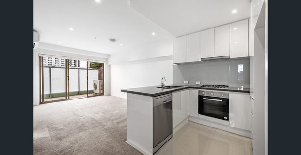 Vibrant with an abundance of convenience - Photo 1