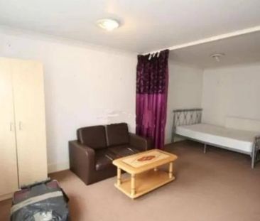 Studio flat with small seperate living area - ilford - Photo 3