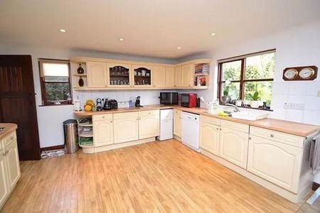 4 bedroom detached house to rent - Photo 2
