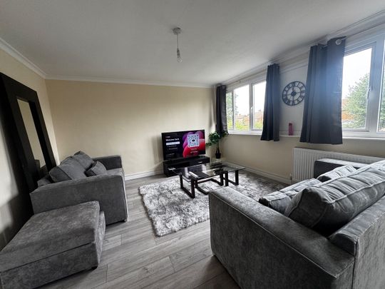 4 Bed Terraced House, Chertsey Close, LU2 - Photo 1