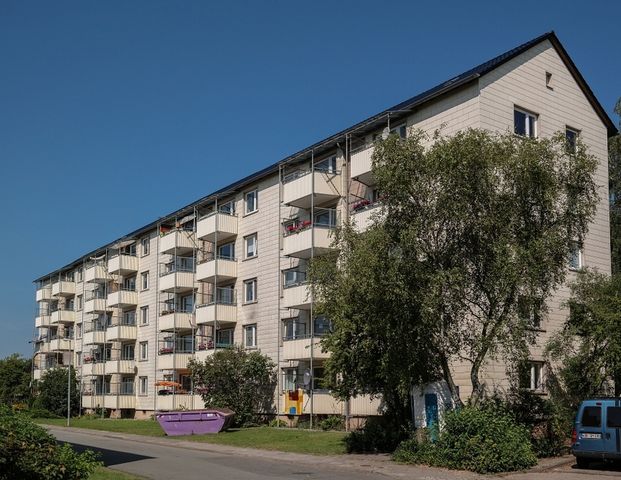 Sonniger Balkon mit Blick auf gepflegte Außenanlagen - Photo 1