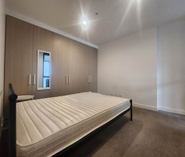 Fully Furnished| SHORT WALK TO TRAIN | PRIVATE | SECURE Stack Parking - Photo 3