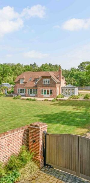 4 bedroom detached house to rent - Photo 1