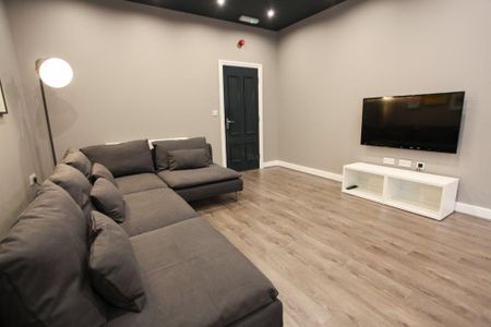 4 bedroom semi-detached house to rent - Photo 5