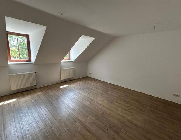 +++ Großzügige DG-Wohnung im Herzen von Zwickau – Ruhig wohnen mit bester Anbindung +++ - Photo 1