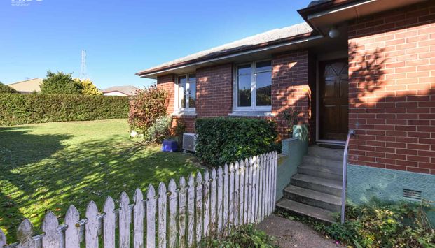 Three Bedroom Home - Pet Friendly - Photo 1