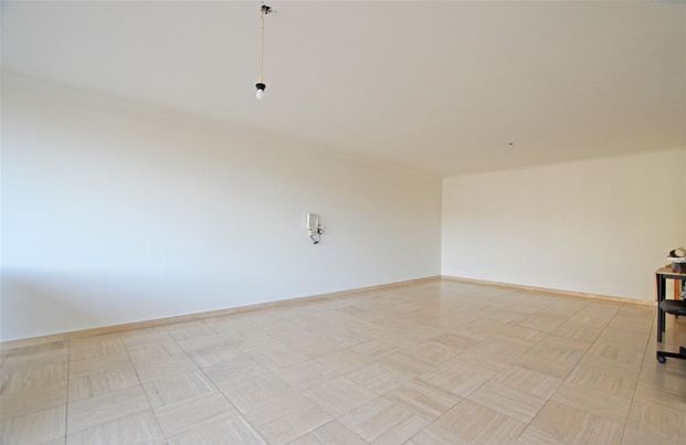 Ruim twee-slaapkamerappartement aan de Kleine Ring van Hasselt - Photo 1