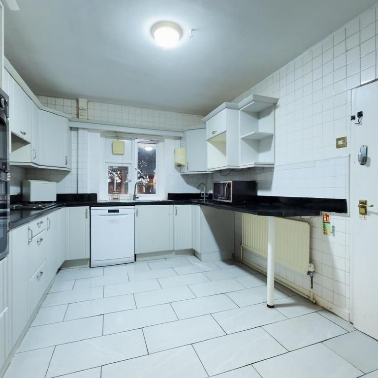 1 bedroom in a house share to rent - Photo 1