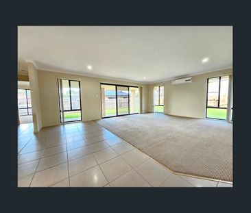 LARGE 4 BEDROOM FAMILY HOME WITH OPEN KITCHEN LIVING DINING THAT OP... - Photo 3