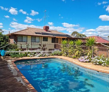 Large family home in a beautiful street - Photo 3