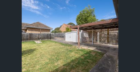 Light filled, recently renovated unit in Manifold Heights with private parking! - Photo 5