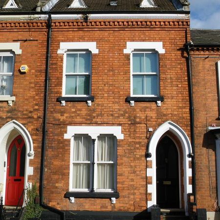 Fantastic house near town centre, hospital, shops and theatre, Yellow - Photo 4