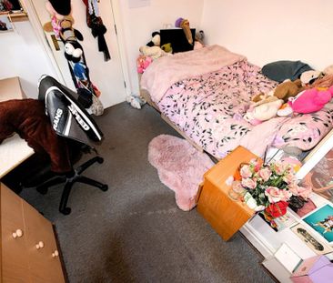 4 bedroom Flat in Otley Road, Leeds - Photo 5