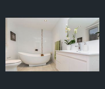 Comfortable 3-Bedroom Home with Outdoor Entertaining Space! - Photo 4