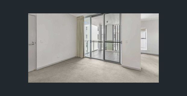 Modern apartment in the Heart of Robina with Tranquil Water Views! - Photo 1