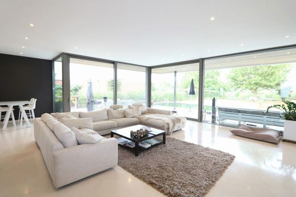 Villa met zwemvijver, grote tuin en dubbele garage te huur! - Photo 1