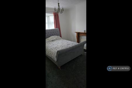 1 bedroom in a house share to rent - Photo 4