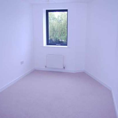 2 bedroom property to rent in Addlestone - Photo 1