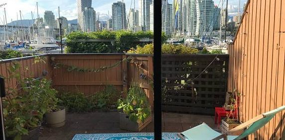 2BD+DEN 2BA ON SEAWALL - location location location! - Photo 2