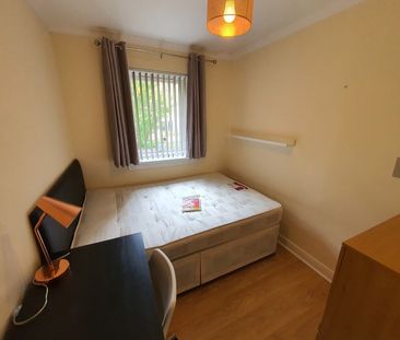 4 Bed Terraced House, Parsonage Square, G4 - Photo 4