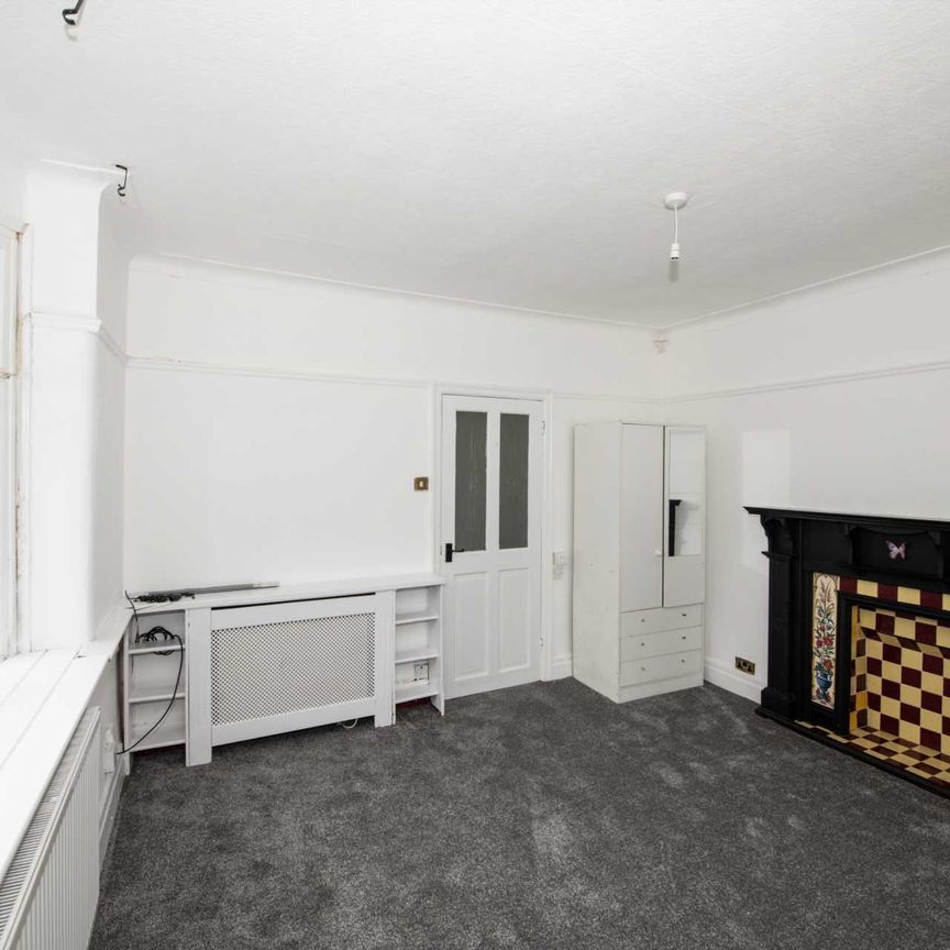 Price £1,000 pcm - Available 25/10/2024 - Unfurnished - Photo 1