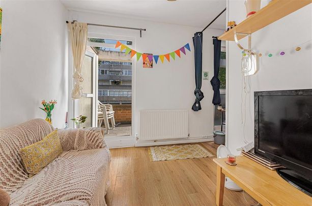 3 bedroom flat to rent - Photo 1