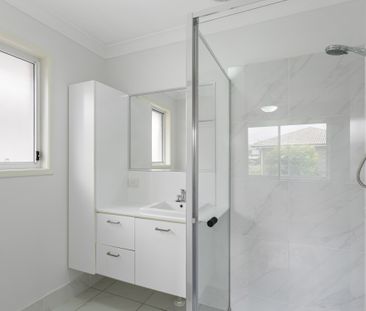 4 bedroom, 3 bathroom modern townhouse - Photo 3