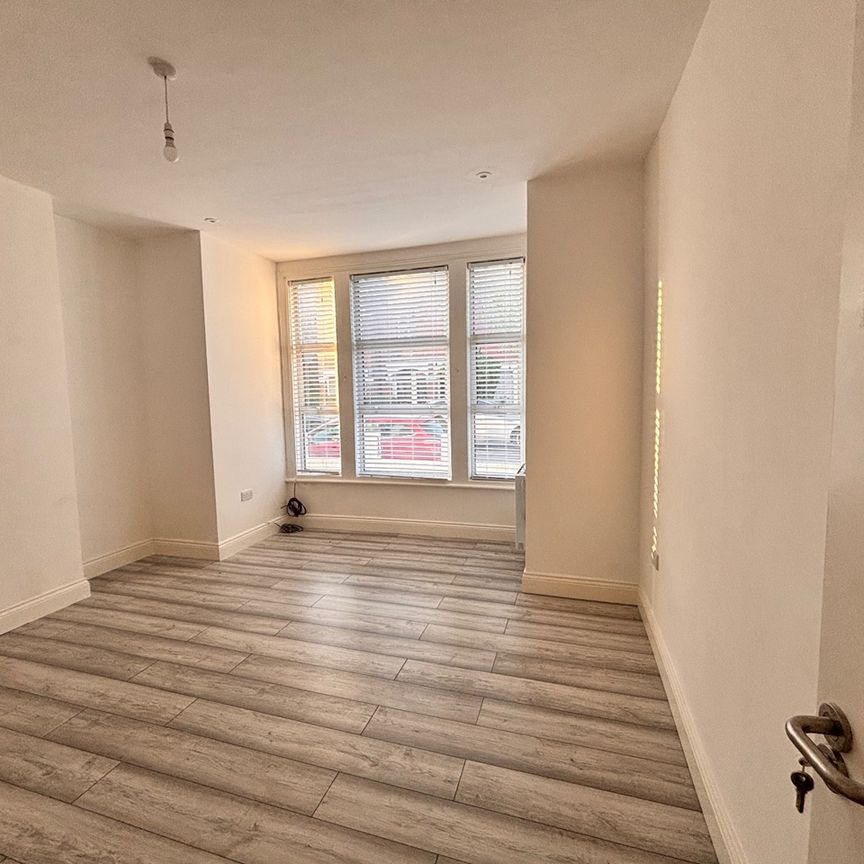 Room in a Shared House, London, SW18 - Photo 1