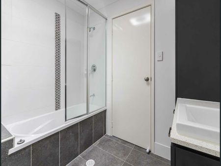 Modern Townhouse with Pool Access, 2.5 Bathrooms & Air Conditioning | $620 Per Week - Photo 4