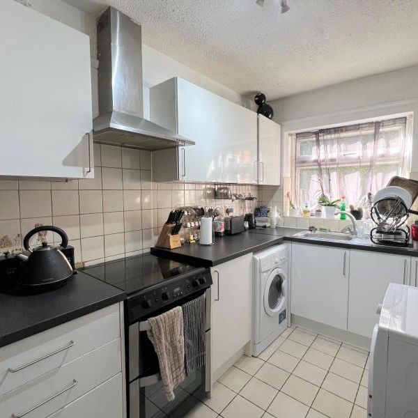 Alwyne Court, Horsell - 2 bedrooms Property for lettings - Seymours - Photo 1