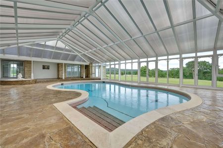 An extensively refurbished five bedroom country house with an indoor pool and tennis court in south Farnham under 2 miles from the centre of Farnham town. - Photo 5