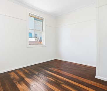 Freshly Painted 3 Bedroom Home, Renovated Kitchen, Fantastic Location! - Photo 3