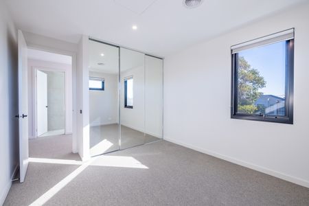 4A Adrienne Crescent, Mount Waverley VIC 3149 - House For Rent | Domain - Photo 5