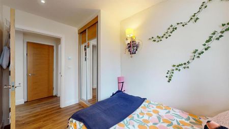 3 bedroom flat to rent - Photo 4