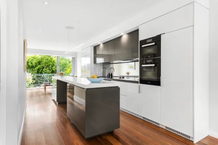 Multilevel family home with sweeping city and Harbour Bridge views. - Photo 5