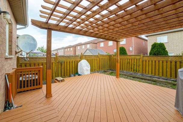 For Lease - 824 Khan Crescent, Mississauga, Ontario - Photo 1